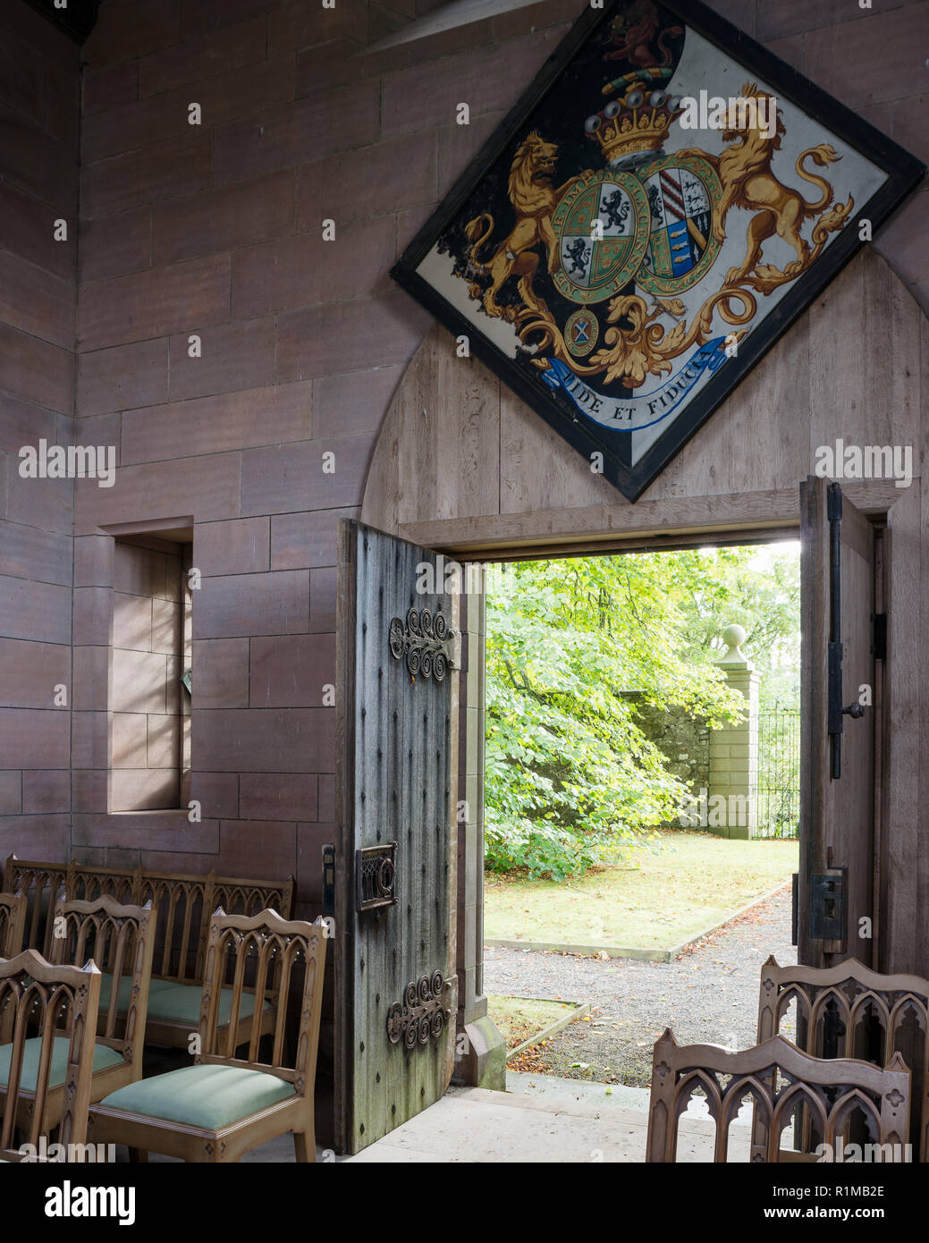 Armoiries sur les portes de l'église Banque D'Images