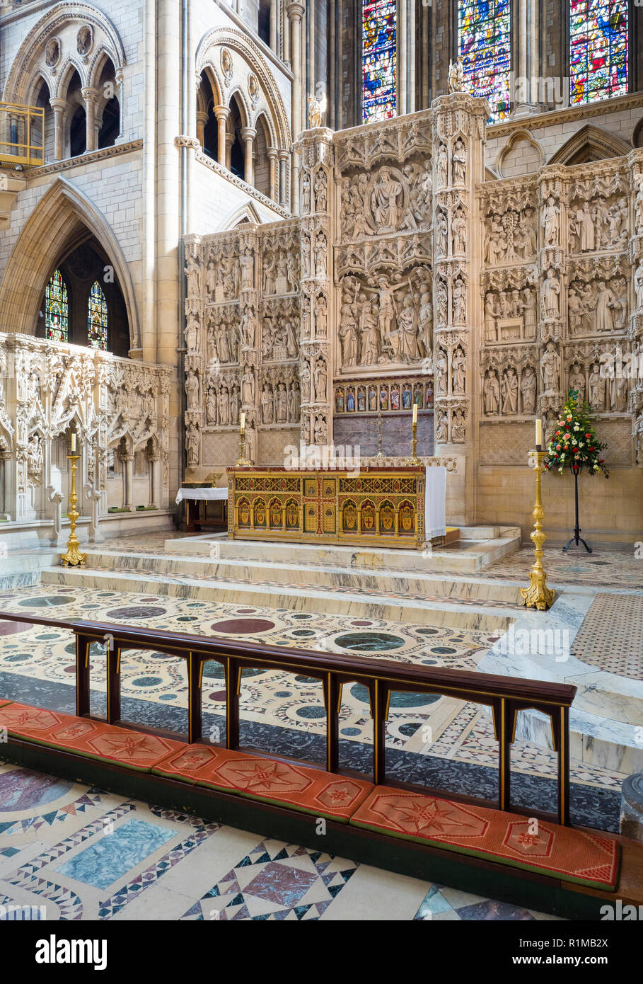 Retable magnifiquement sculpté et carrelage dans Cathédrale de Truro à  Cornwall au Royaume-Uni . L'une des 3 cathédrales dans le Royaume-Uni  d'avoir 3 spires Photo Stock - Alamy
