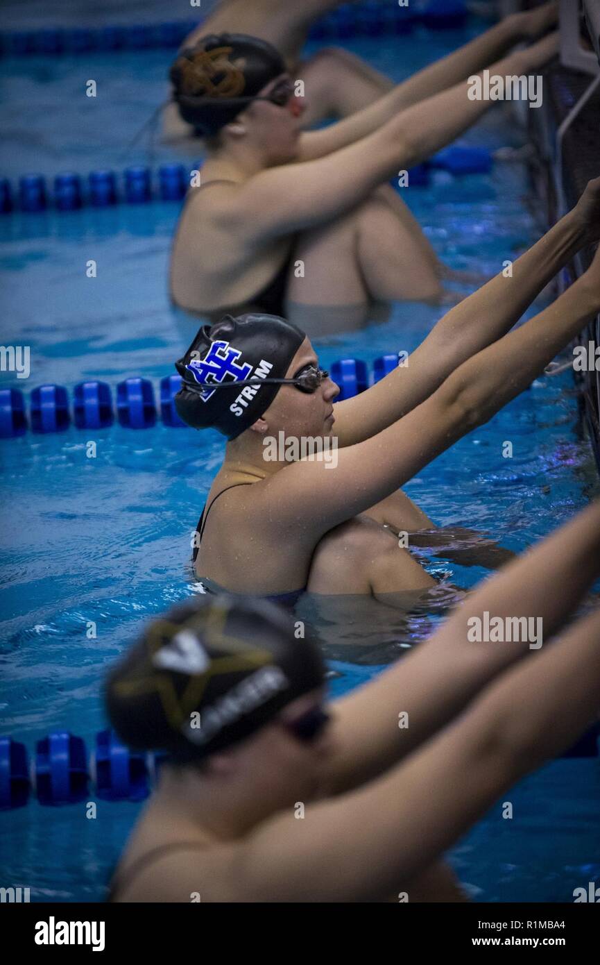 U.S. AIR FORCE ACADEMY, au Colorado -- Air Force Falcons swimmer Emma Strom est concurrentiel dans le 100 mètres dos contre Colorado Mesa University, École des mines du Colorado et l'Université Vanderbilt, 20 octobre, à l'officier, au cours de l'USAFA Natatorium Quad Rencontrez. Les Falcons contrôlaient la rencontre du début à la fin, qu'ils le prétendaient gagne dans 13 des 16 épreuves en tombant à sec foe Vanderbilt. Banque D'Images