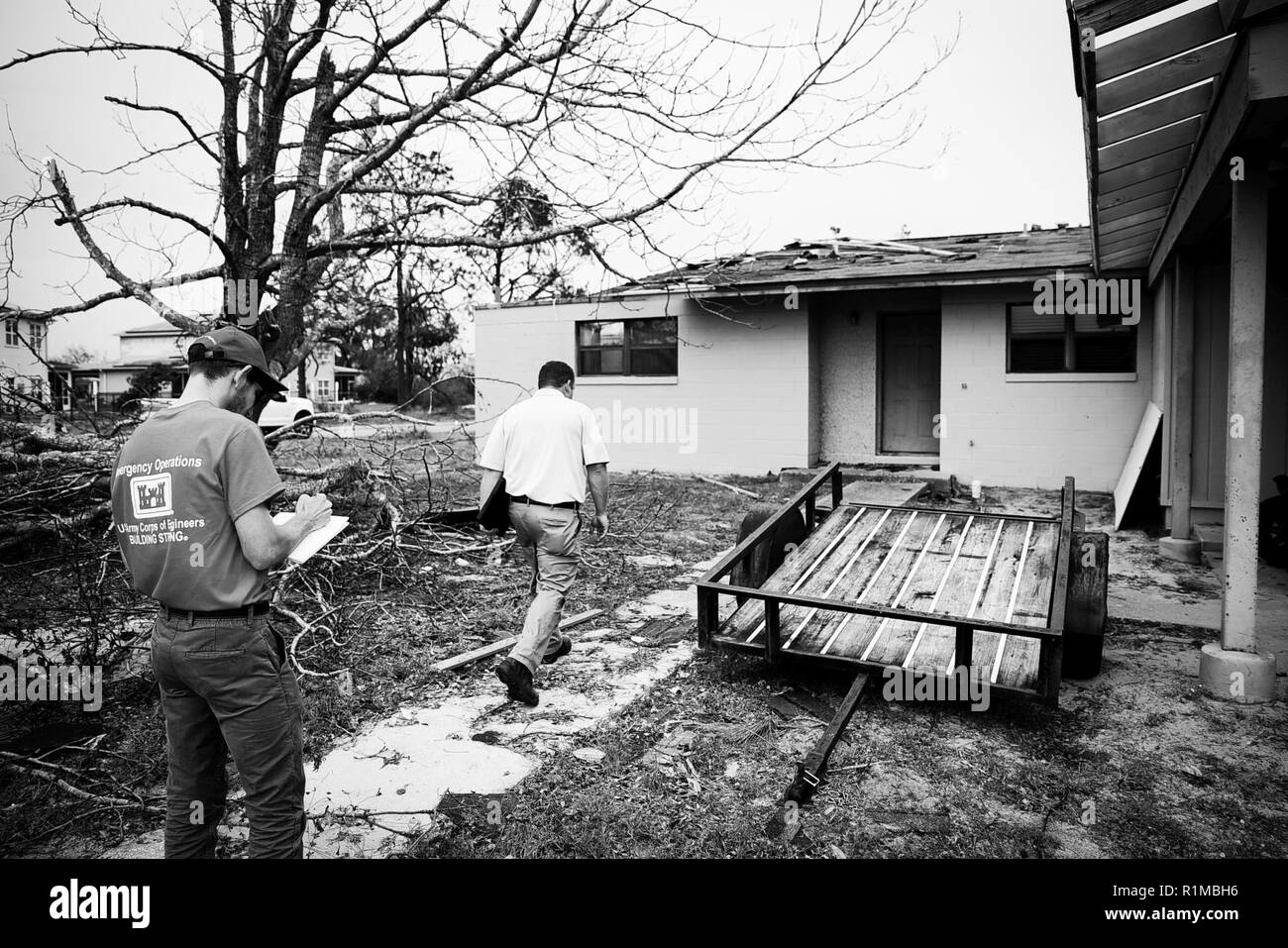Après la destruction de l'ouragan Michael gauche que le strict de la Floride, techniciens structurels et les architectes de l'Army Corps of Engineers, District de mobiles déployés sur la base aérienne de Tyndall pour fournir de l'aide et de l'expertise dans l'évaluation des dommages matériels dans l'ensemble de la base. Banque D'Images