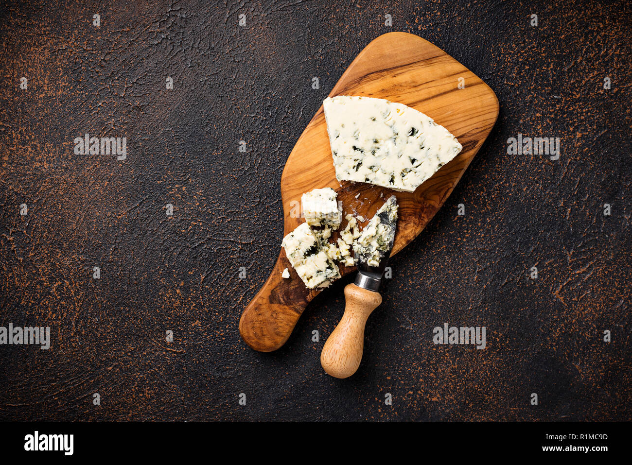 Fromage bleu et knife on cutting board Banque D'Images