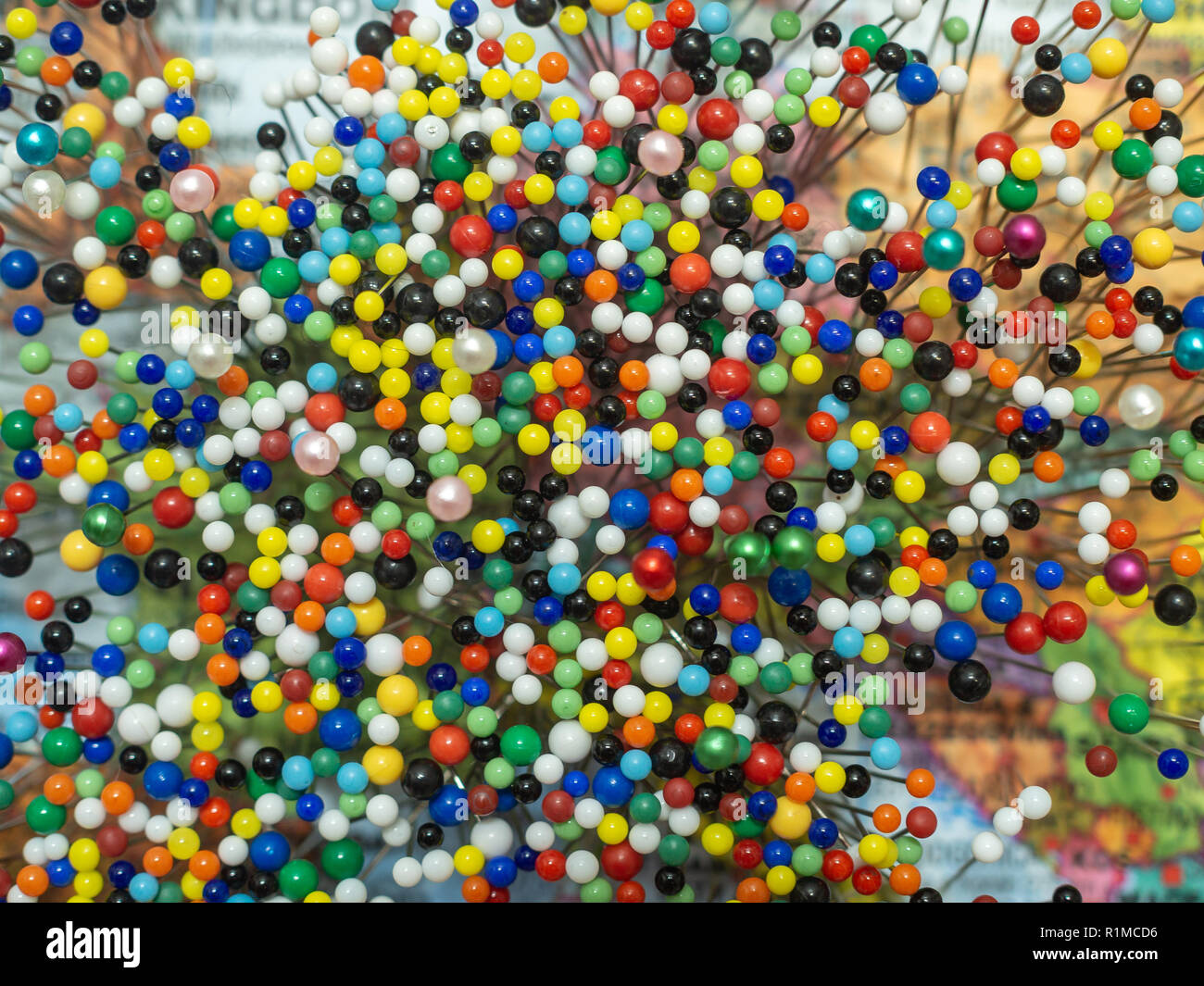 De nombreux axes colorés sur la carte de voyage Banque D'Images