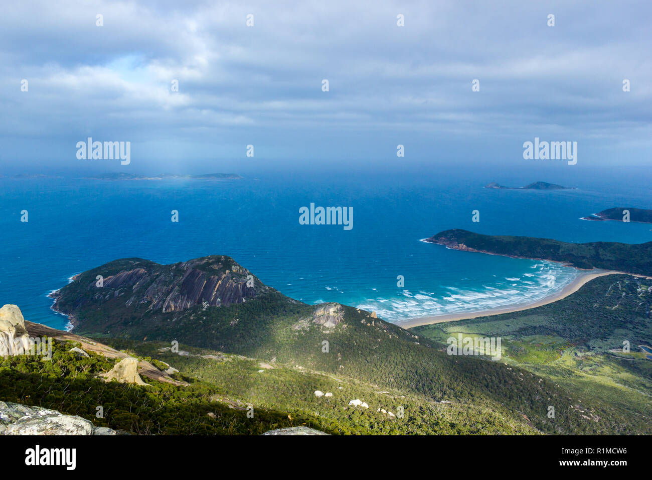 Soleil qui brille à travers les nuages au sommet à pied et Oberon Mont Lookout, Wilsons Promontory National park Banque D'Images