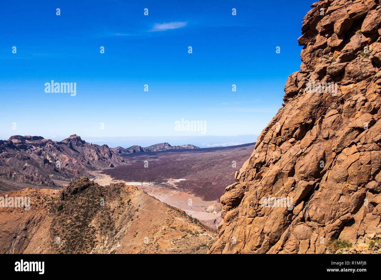 Falaise du côté de films (titres à la recherche vers le bas sur la caldeira de l'Las Canadas del Teide national park, Tenerife, Canaries, Espagne Banque D'Images