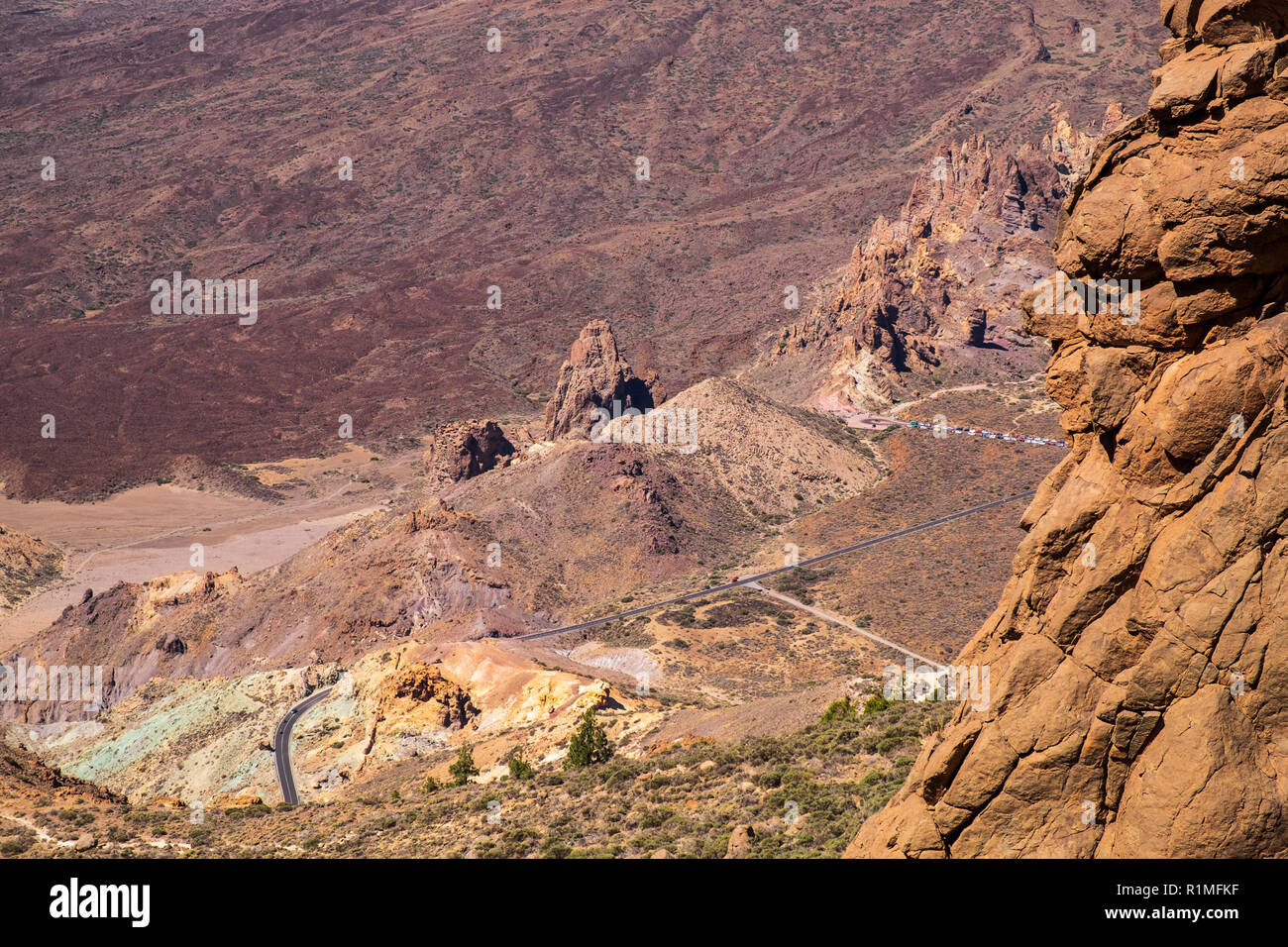 Falaise du côté de films (titres à la recherche vers le bas sur la caldeira de l'Las Canadas del Teide national park, Tenerife, Canaries, Espagne Banque D'Images