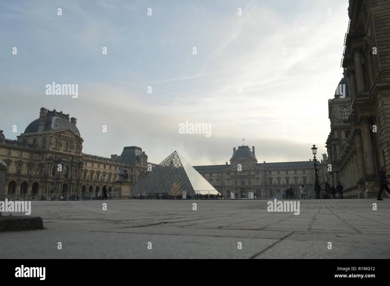 Pyramide du Louvre le matin Banque D'Images
