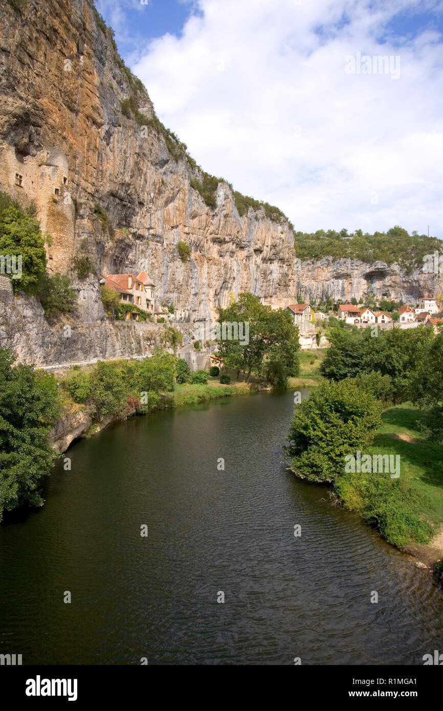 France, Quercy, Lot, pittoresque village maisons construites sur la falaise au-dessus de la rivière Célé à Cabrerets Banque D'Images