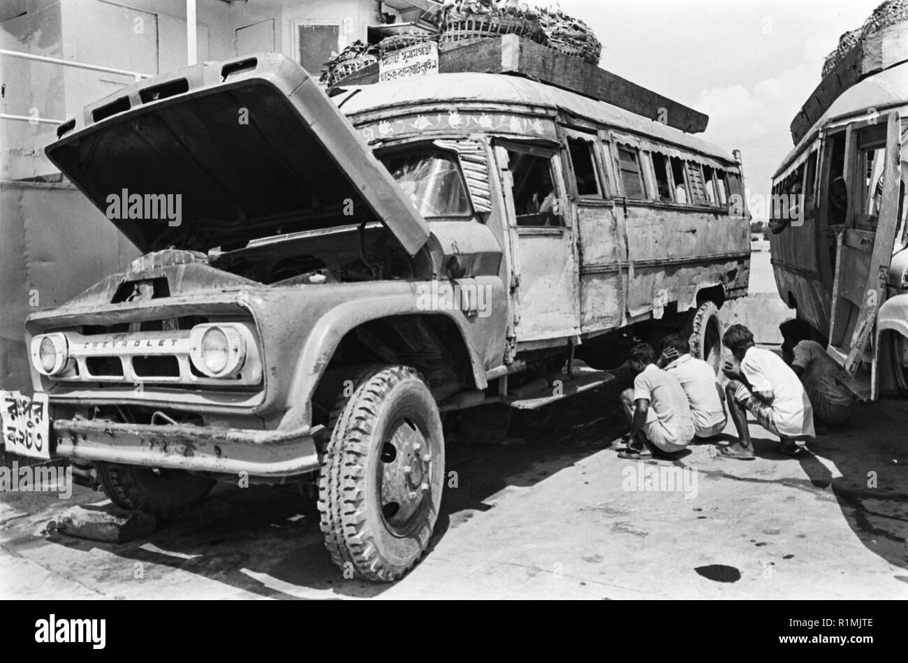 La réparation des bus sur un ferry, près de Sylhet, 1980 Banque D'Images
