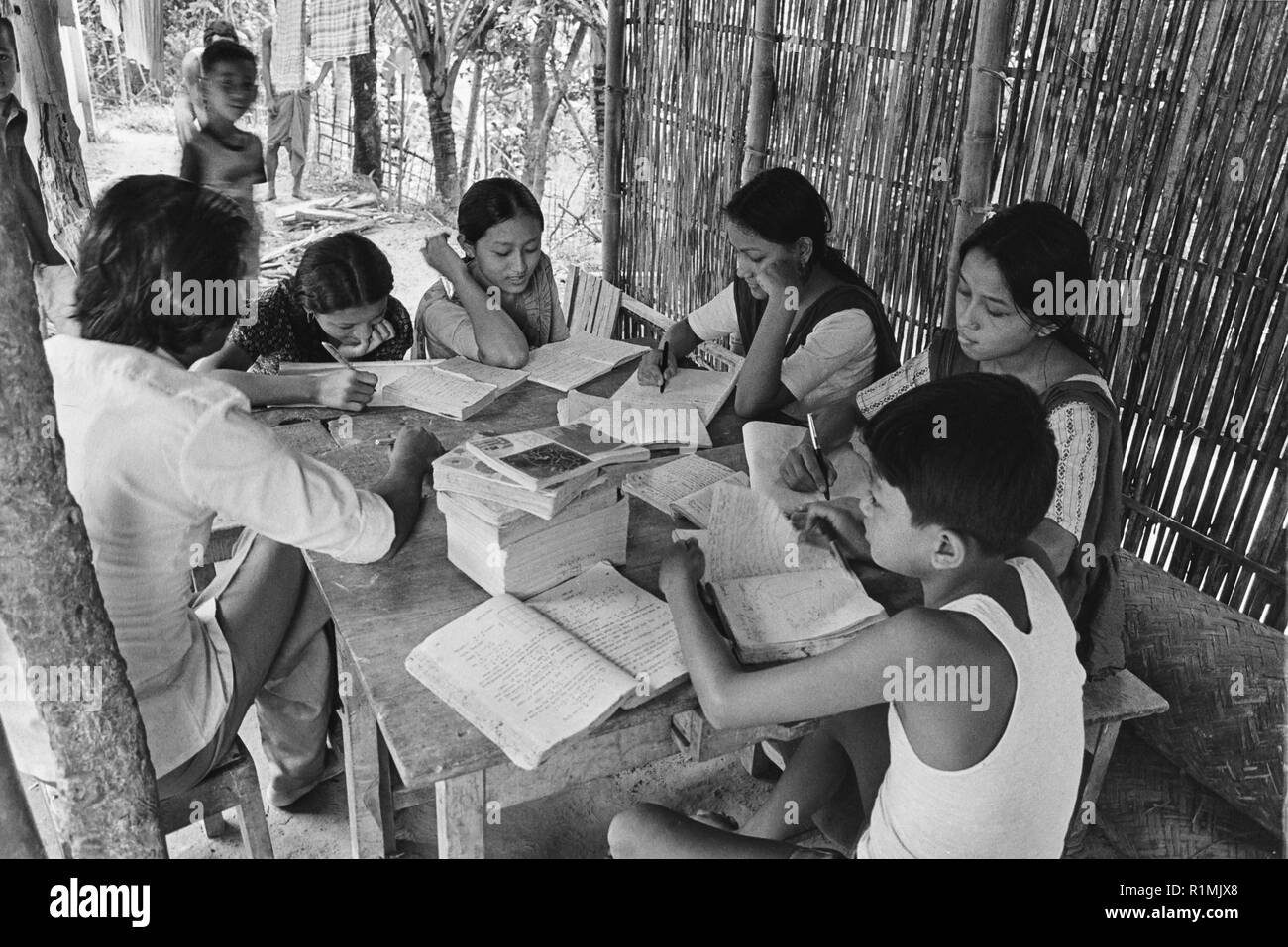 La ville de Sylhet, Manipuri enfants faire du travail scolaire1980 Banque D'Images