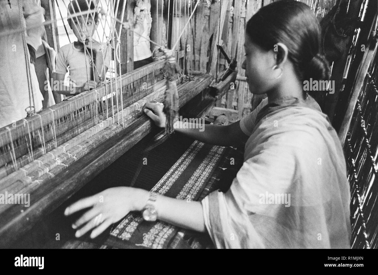 Manipuri weaver Sylhet ville. Originaire de l'état indien de Manipur qu'ils ont une culture différente et d'Hindous. 1980 Banque D'Images