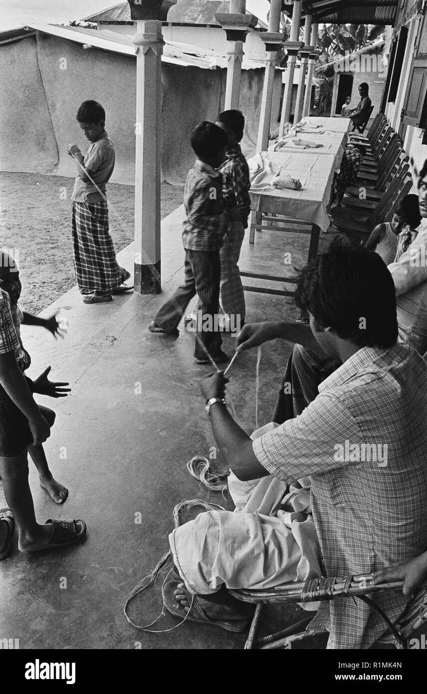 Les préparatifs de mariage, District de Sylhet, famille avec un chip shop dans le sud du Pays de Galles 1980 Banque D'Images