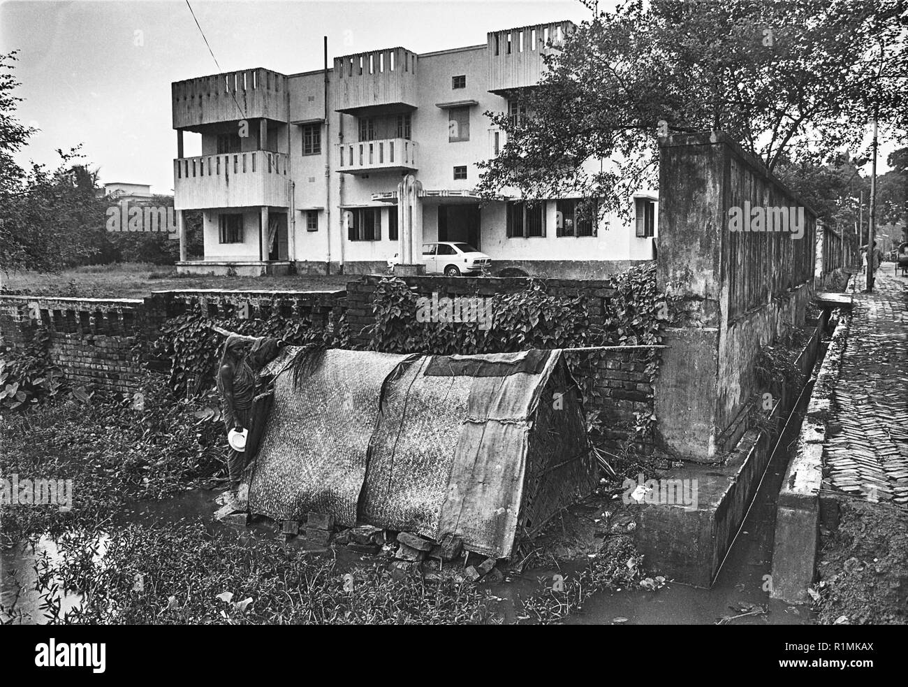 47/19 "squatters basti' et personne riche's house 1980 Dhaka Banque D'Images