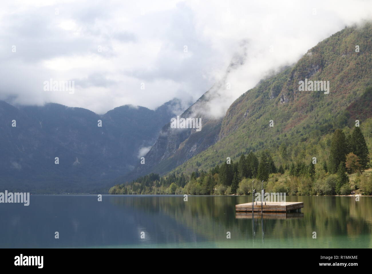 Plate-forme de baignade dans le magnifique paysage de la nature, le lac Bohinjsko jezero, Bohinj, Slovénie Banque D'Images