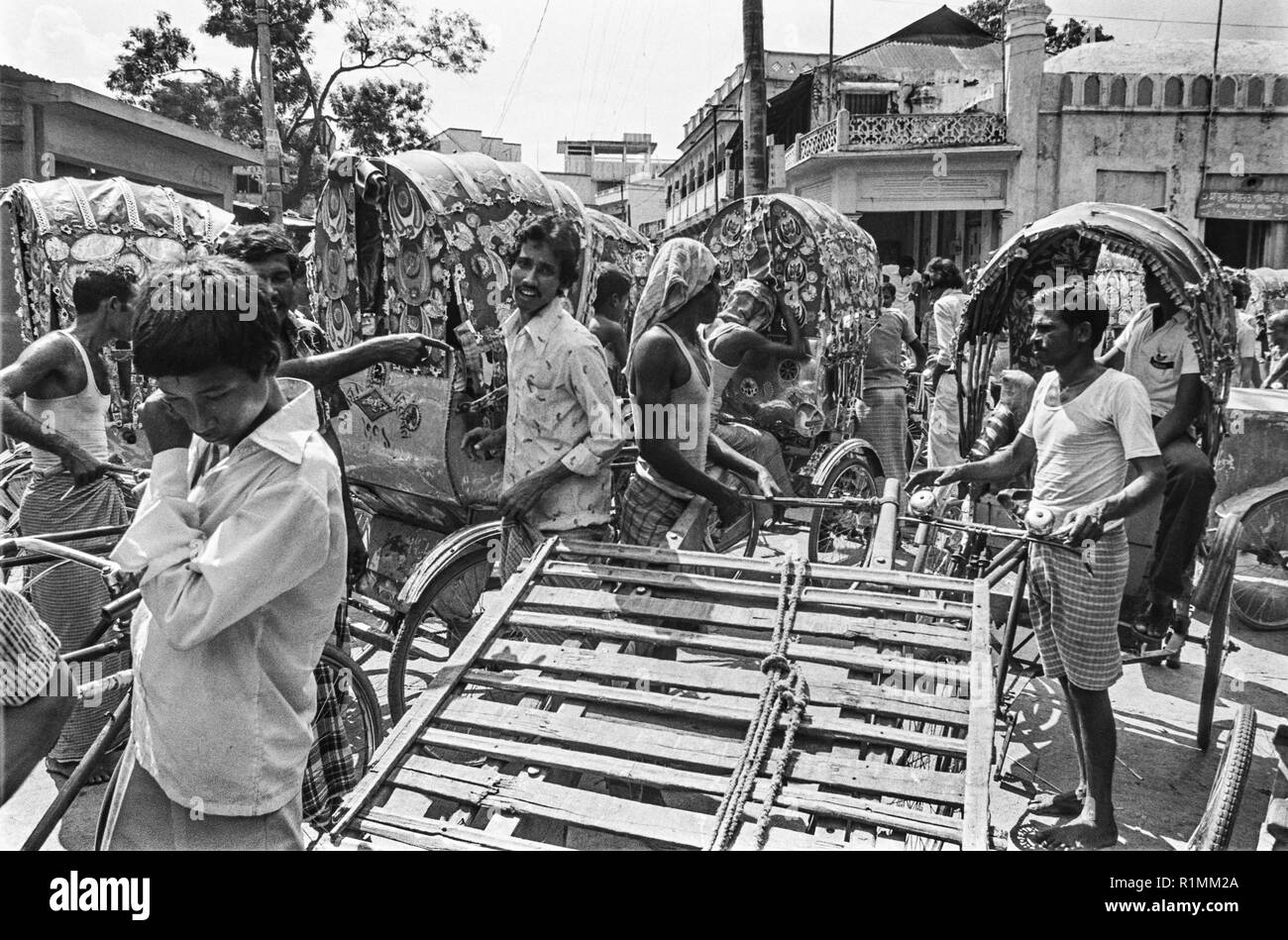 77/17 Rickshaw jam, Old Dhaka 1980 Banque D'Images 77/17 Rickshaw jam, Old Dhaka 1980 Banque D'Images
