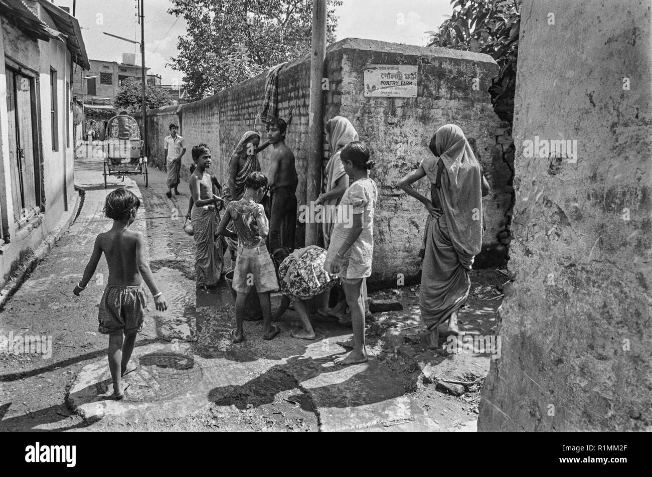 77/24 lave dans la rue, les Vieux Dhaka 1980 Banque D'Images 77/24 lave dans la rue, les Vieux Dhaka 1980 Banque D'Images