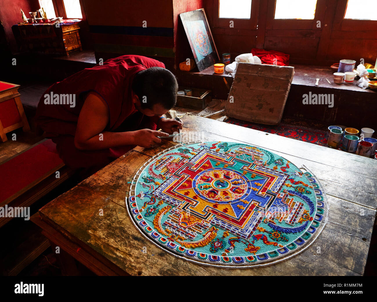Moine bouddhiste créant un mandala de sable coloré dans le monastère de Lamayuru.Ladakh, Jammu-et-Cachemire, IndiaLadakh, Jammu-et-Cachemire, Inde Banque D'Images