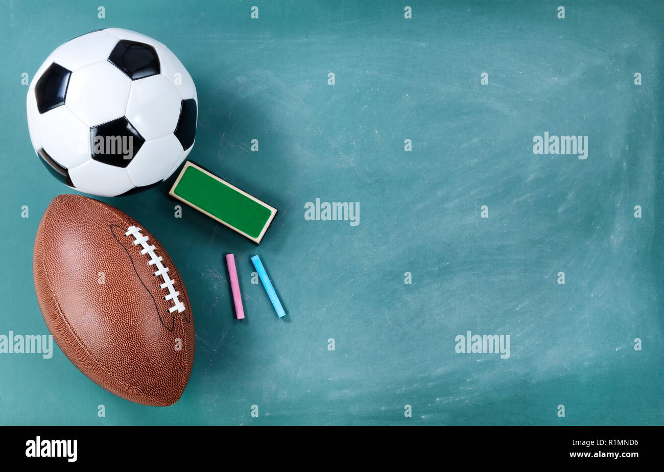 Football américain et ballon de soccer sur tableau nettoyé avec la gomme et chalk Banque D'Images