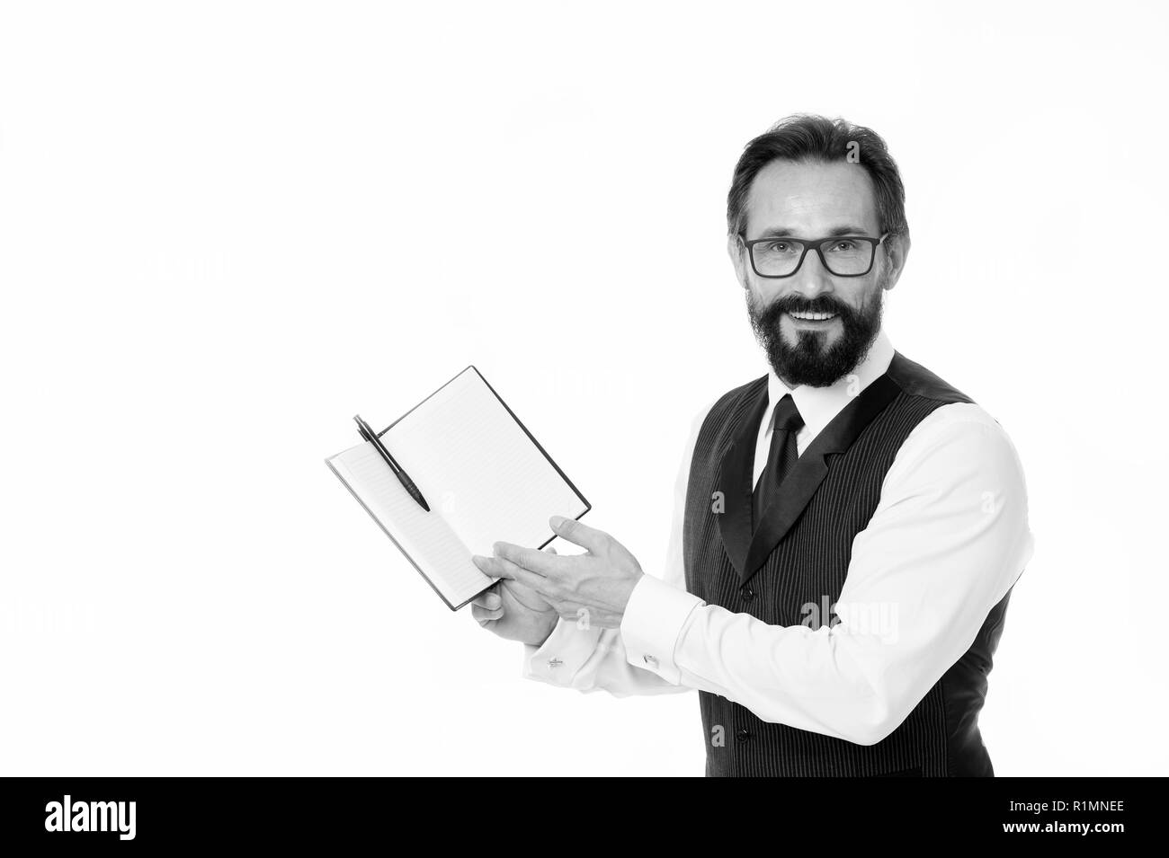 La planification de ma journée. La gestion du temps. Le calendrier de planification d'affaires tenir le bloc-notes. Barbu homme manager heureux visage souriant. La planification d'affaires réussi réunion d'affaires, exemplaire de l'espace. Banque D'Images