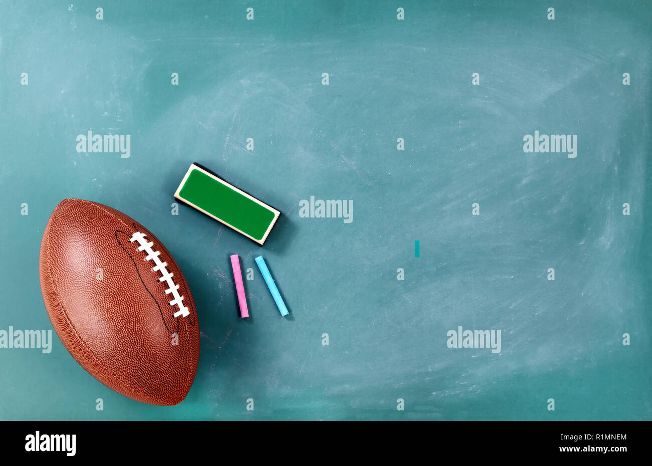 American football on nettoyés avec tableau noir et craie gomme Banque D'Images