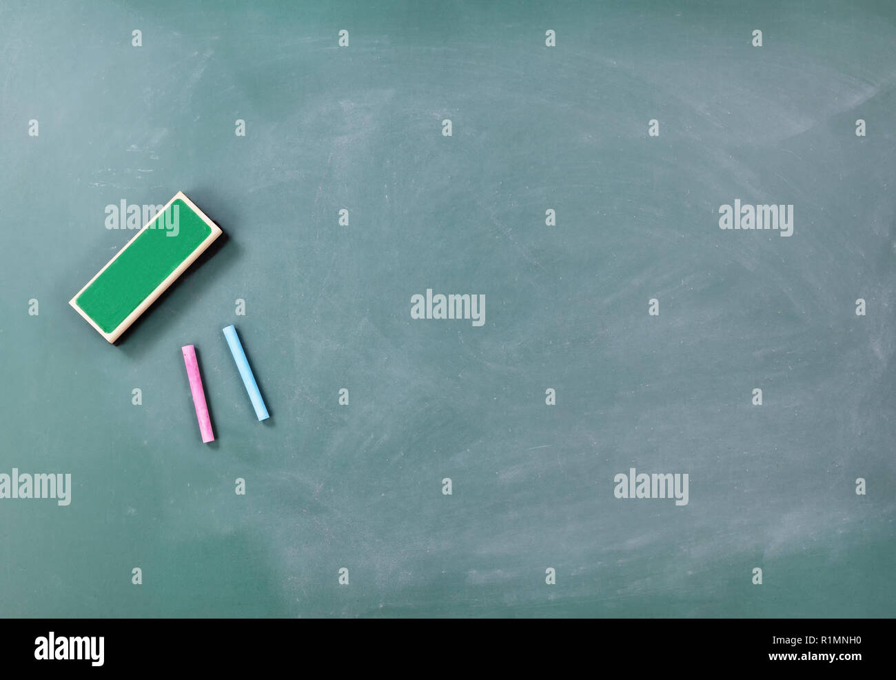 Tableau vert avec la gomme et de la craie pour l'apprentissage Banque D'Images