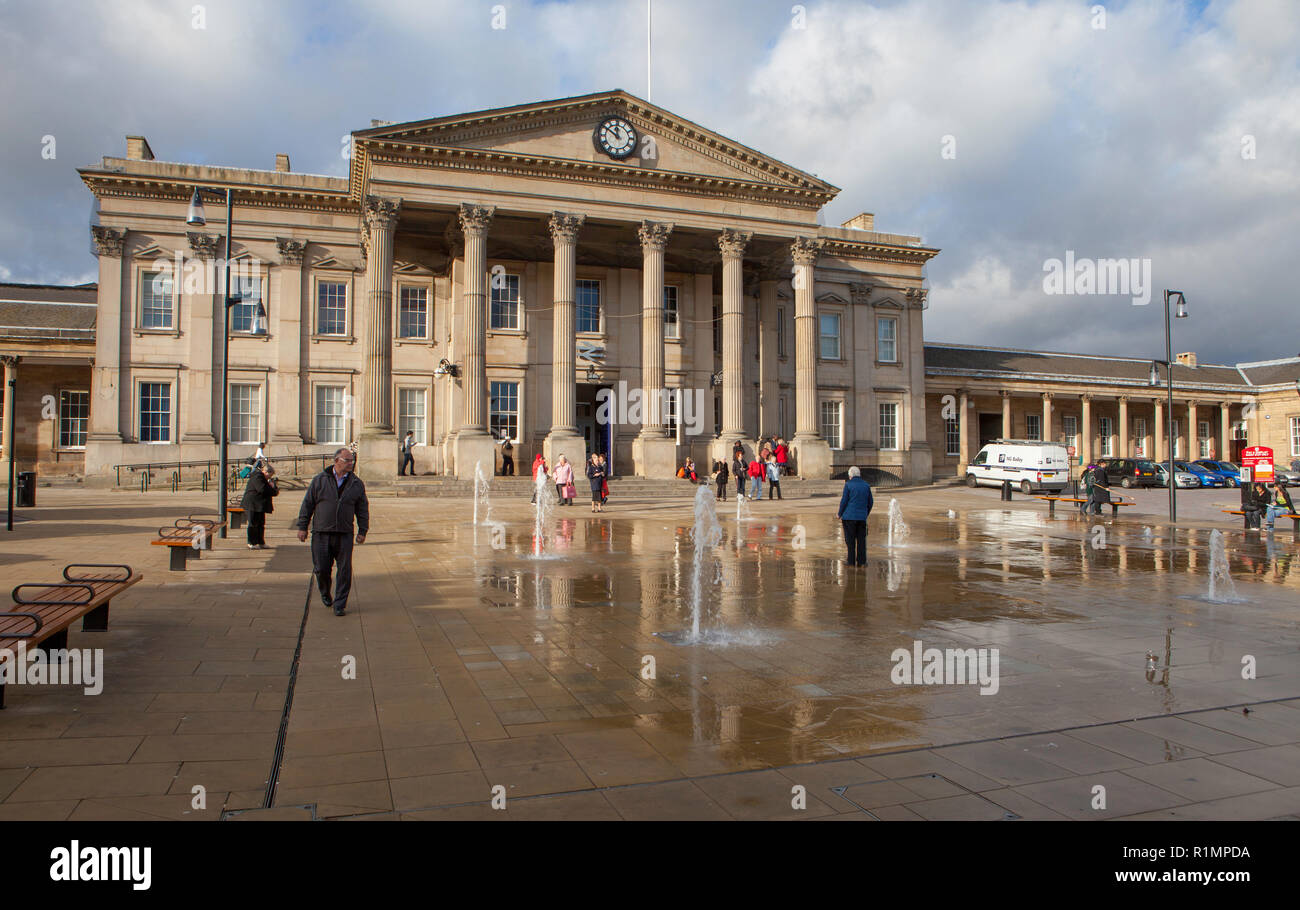 St George's Square et l'impressionnante gare victorienne De Huddersfield Banque D'Images