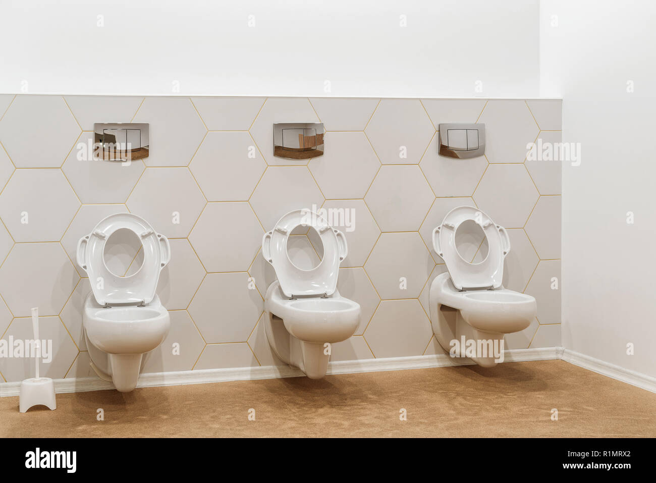 Nettoyer les cuvettes de toilettes blanc moderne à la maternelle Photo