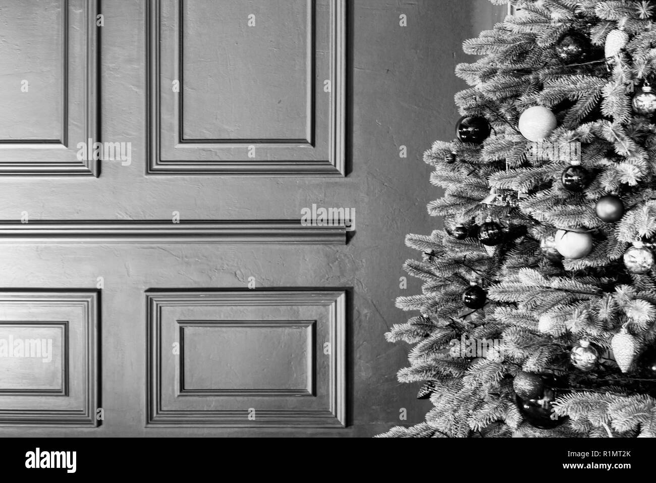 Le matin de Noël, l'arrière-plan, mur rouge, royal, l'intérieur moelleux de Noël, arbre de Noël. Copy space Banque D'Images