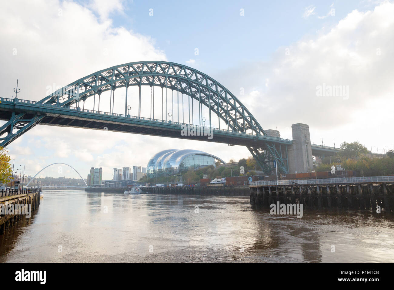 Newcastle sur Tyne/Angleterre - 10/10/2018 : Pont Tyne sur un matin d'hiver brumeux Banque D'Images