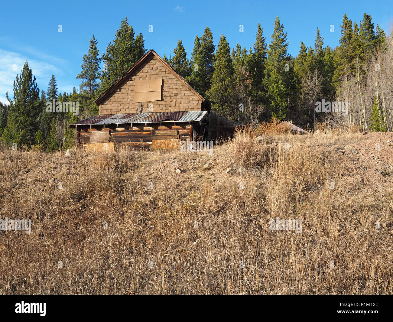 Une ancienne mine près de Breckenridge au Colorado. La photo a été prise en fin d'après-midi quand le soleil est bas dans le ciel. Banque D'Images