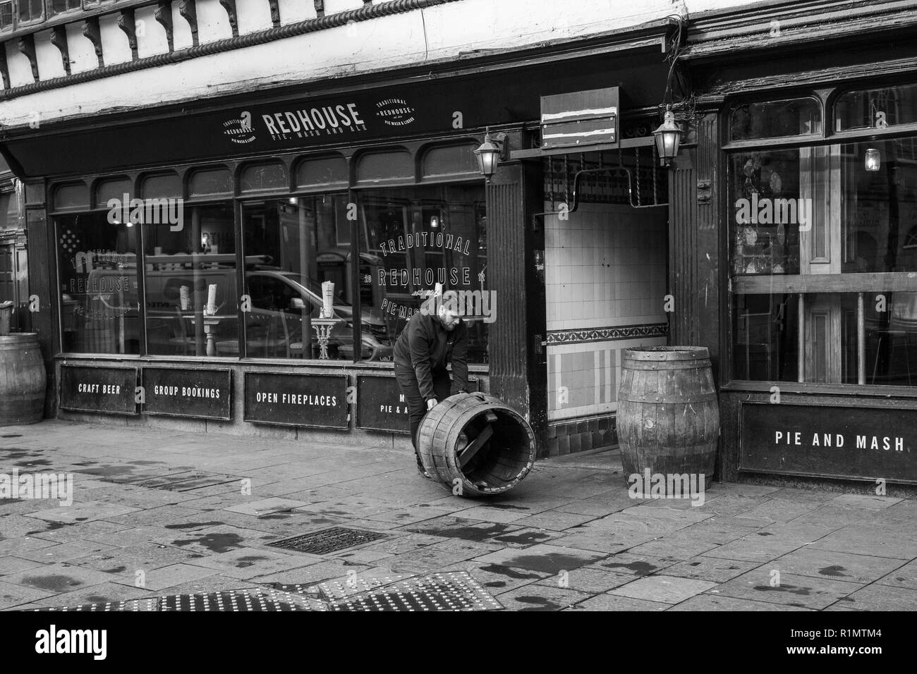 Newcastle/Angleterre - 10.29.2018 : The Red House pub Newcastle immeuble ancien à barmen déménagement beer barrel Banque D'Images