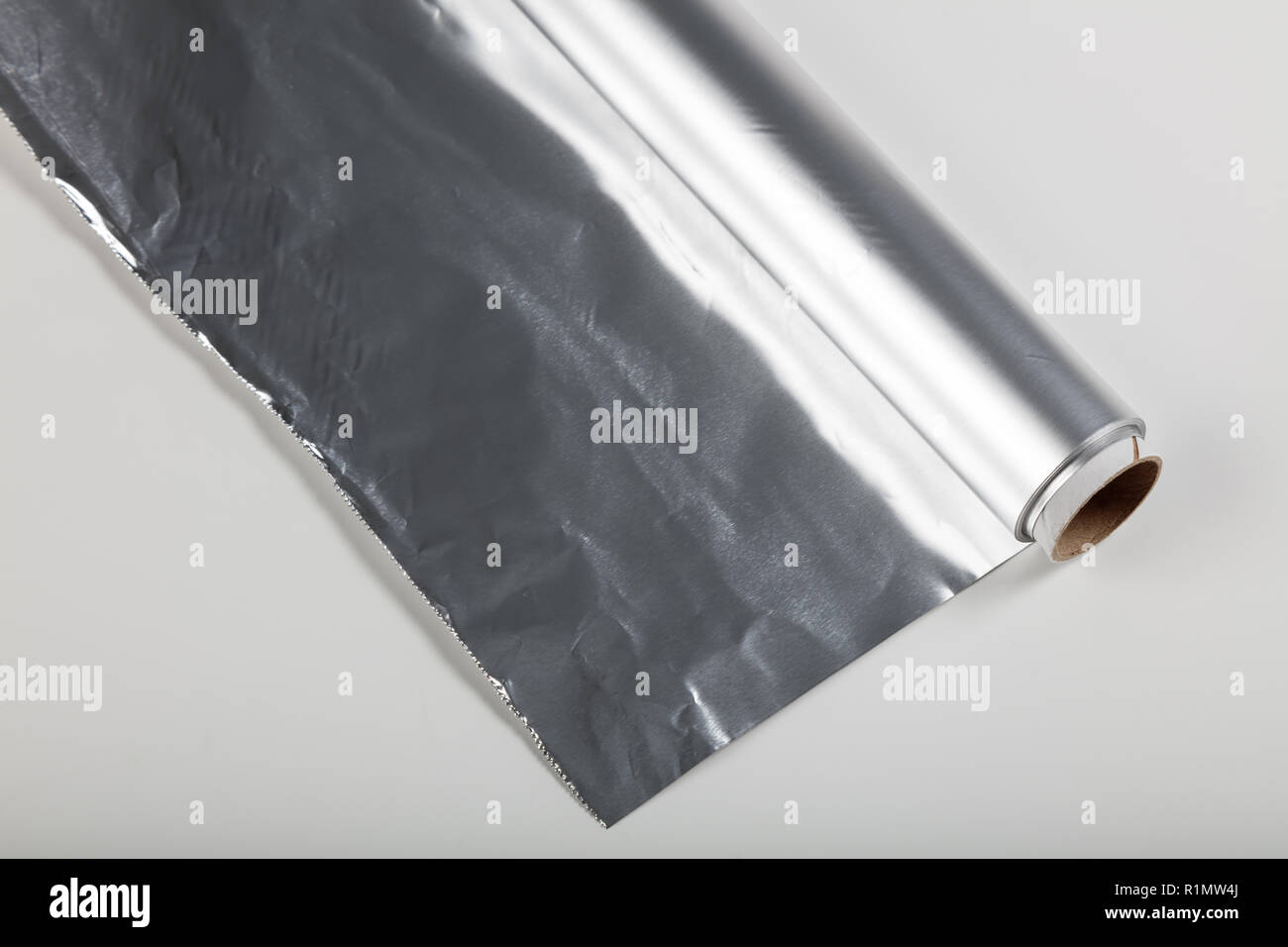 Rouleau de papier aluminium sur le fond blanc, Close up. Banque D'Images