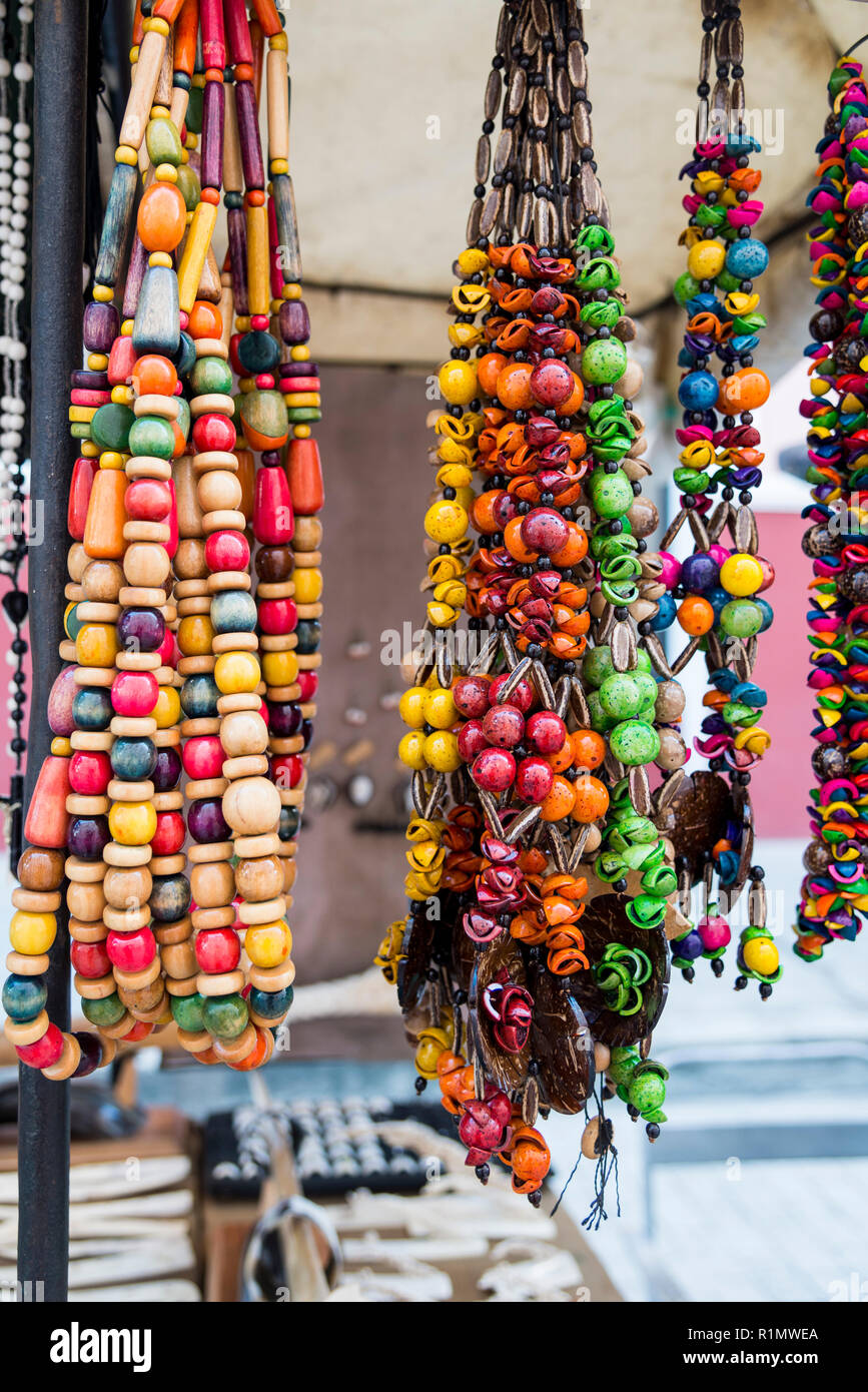 Souvenirs cubaine : collier de graines. Populaire dans les comptes cubains,  organique bijoux fabriqués à partir de graines des Caraïbes. Marché de rue  Ville de Cienfuegos, Cuba Photo Stock - Alamy