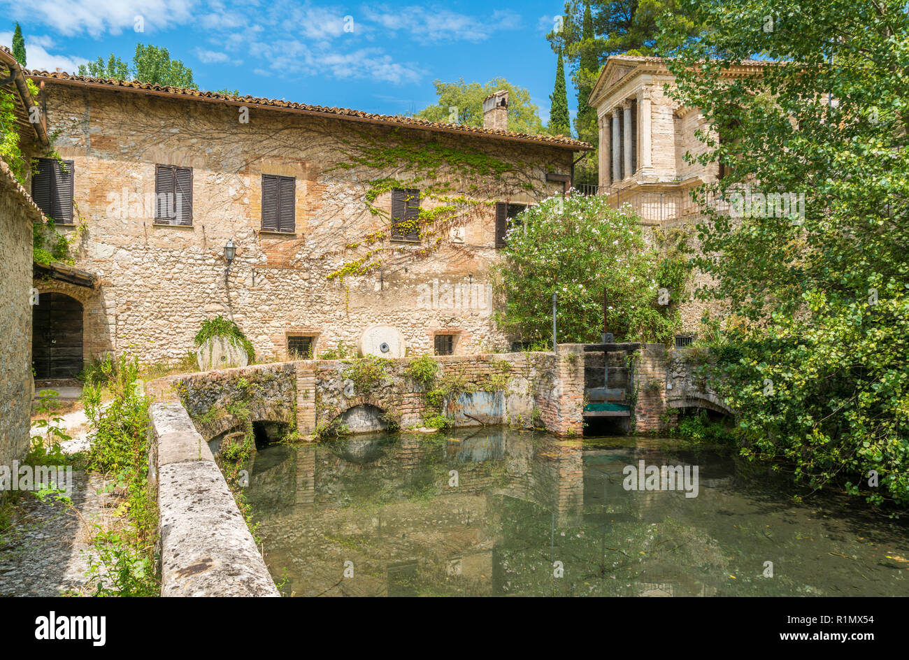 Temple de Clitumnus, petite église paléochrétienne, près de la ville de Campello sul Clitunno entre Spoleto et Trevi, Ombrie, Italie. Banque D'Images
