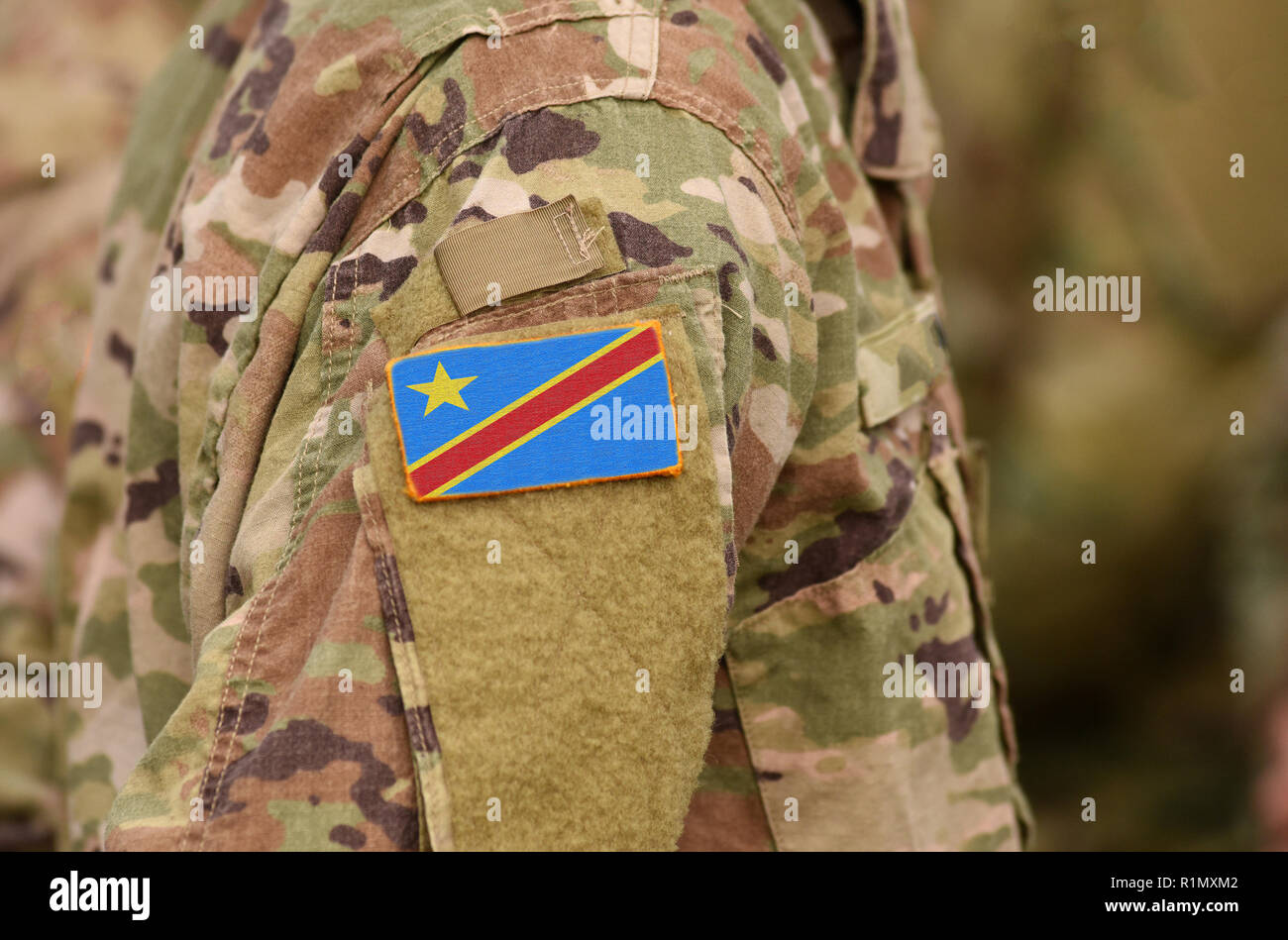 République démocratique du Congo drapeau sur le bras de soldats. République démocratique du Congo troupes (collage) Banque D'Images