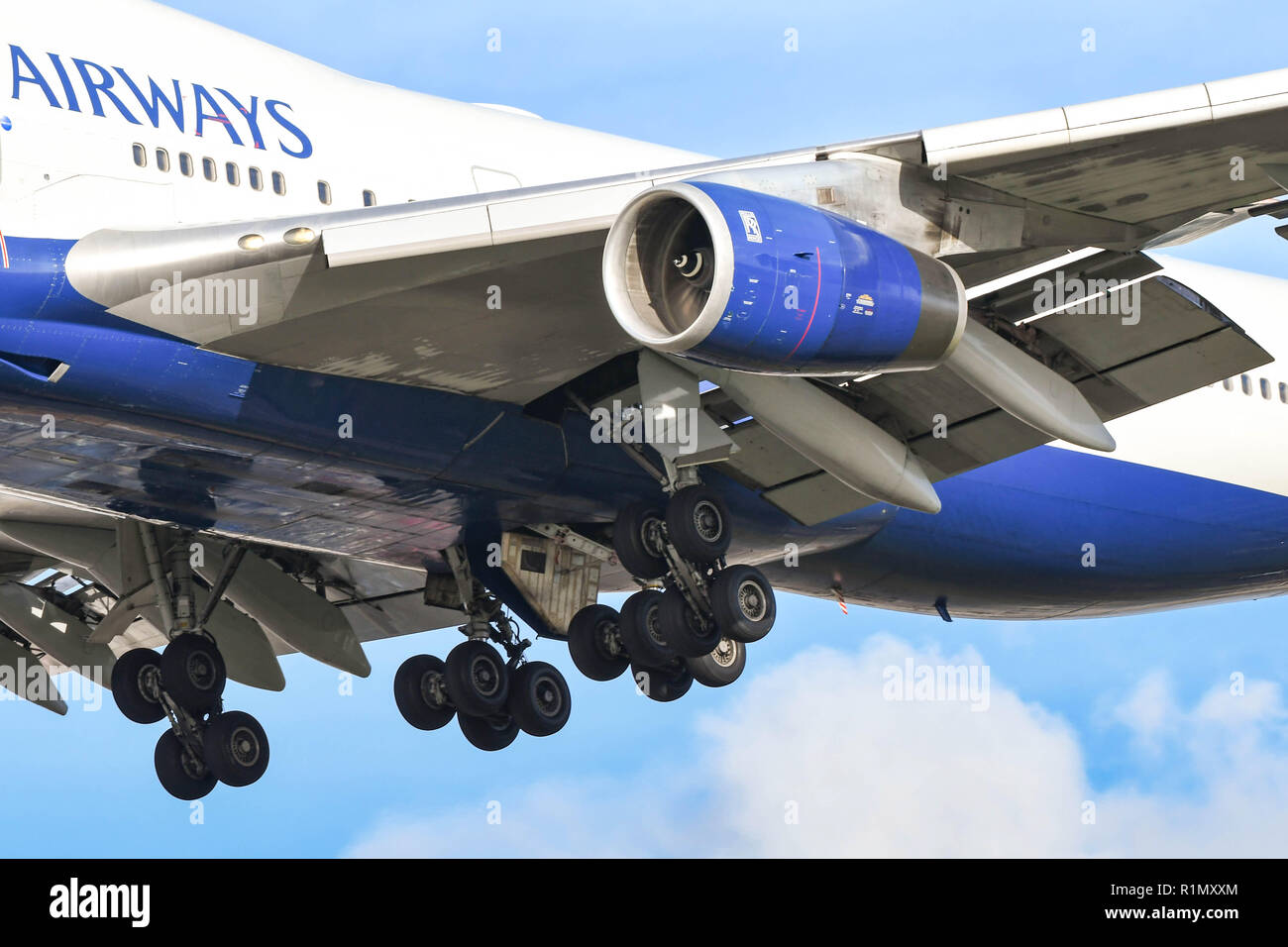 Londres, ANGLETERRE - NOVEMBRE 2018 : des moteurs, roues et les volets d'un Boeing 747 jumbo jet' 'à mesure qu'il arrive à la terre à l'aéroport de Londres Heathrow Banque D'Images