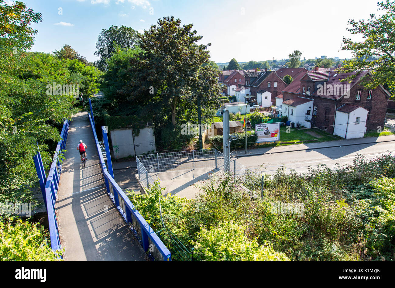 Piste cyclable dans le nord d'Essen, ancienne ligne de chemin de fer, district Katernberg, ancien village de mineurs Drokamp,Allemagne Banque D'Images