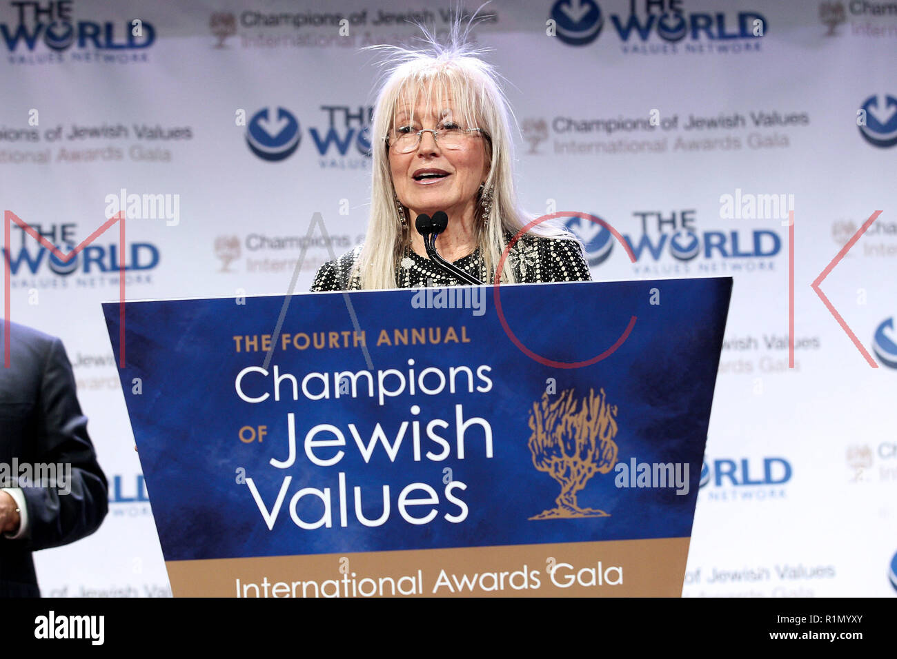 NEW YORK, NY - 05 MAI : Miriam Adelson présents à la 4e remise annuelle des prix des Champions de valeurs juives International Awards Gala au Marriott Marquis Times Square le 5 mai 2016 à New York. (Photo par Steve Mack/S.D. Mack Photos) Banque D'Images