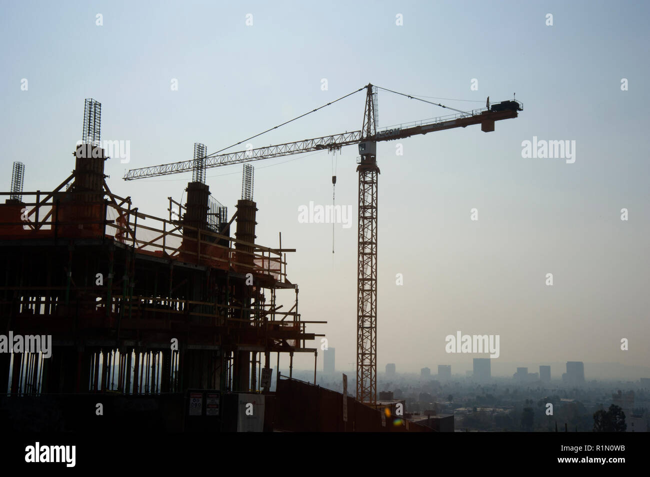 Site de construction à l'horizon de la ville en arrière-plan Banque D'Images