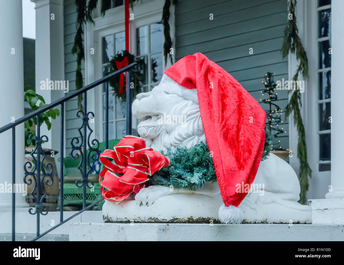 Les lions sont en béton Décorées pour Noël sur le porche d'une maison historique, 18 décembre 2017, dans l'Église Rue de Mobile, Alabama. Banque D'Images