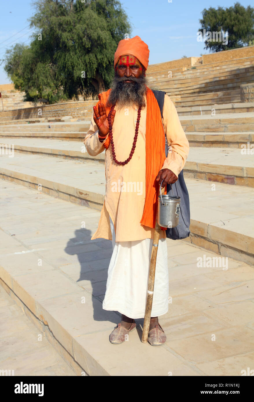 Sadhu saint visage peint avec des hommes en Inde Banque D'Images