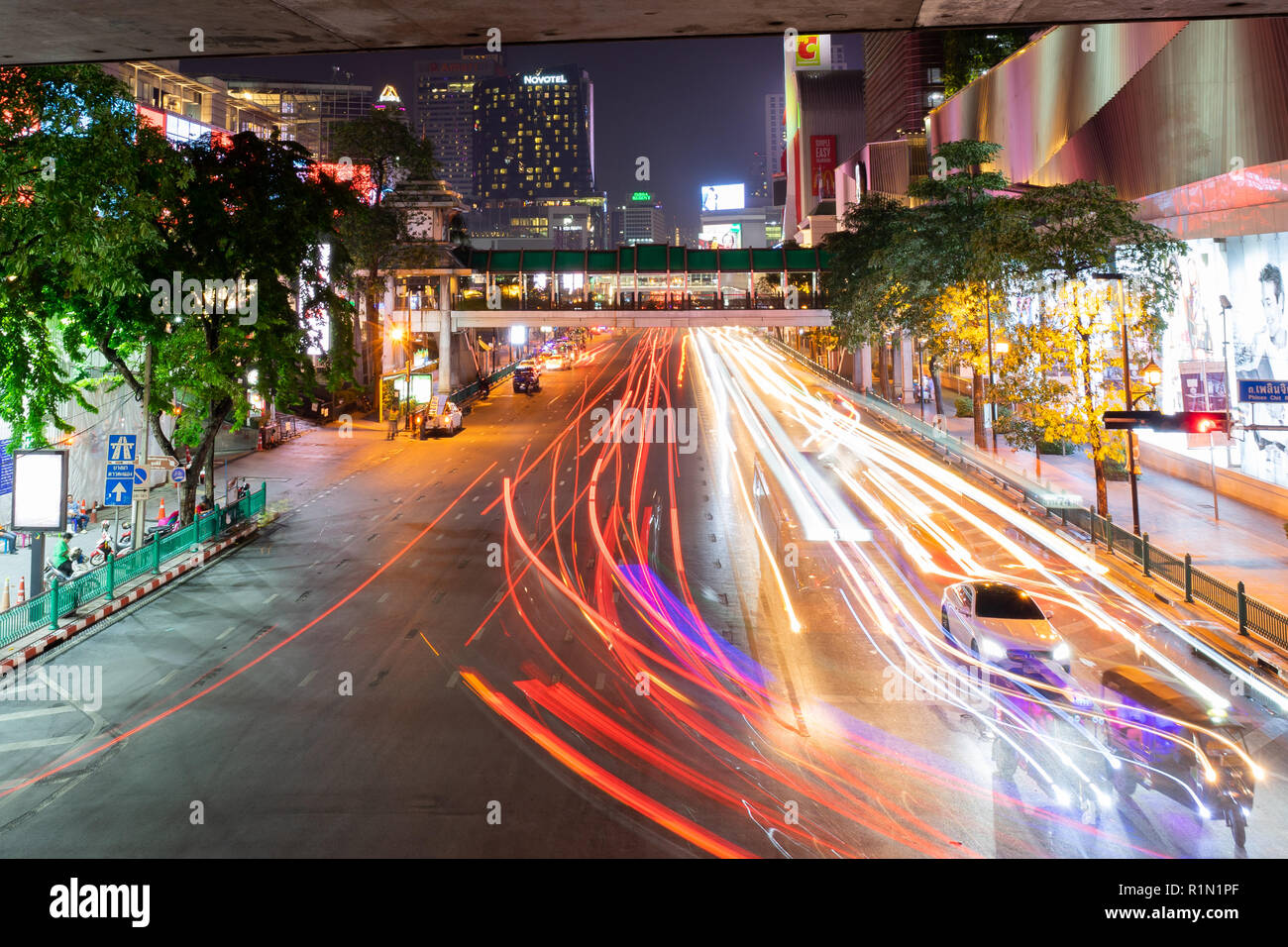 8 novembre, 2018 : BANGKOK, THAÏLANDE - longue exposition à la lumière la nuit intersection Ratchaprasong (Siam) Thaïlande Banque D'Images