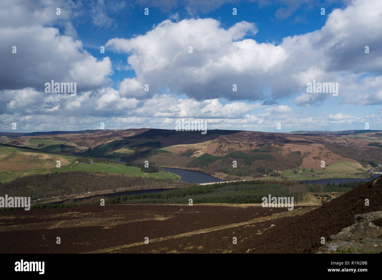 Une vue sur Ladybower reservoir de Win Hill dans le Peak District, Derbyshire, Angleterre Banque D'Images