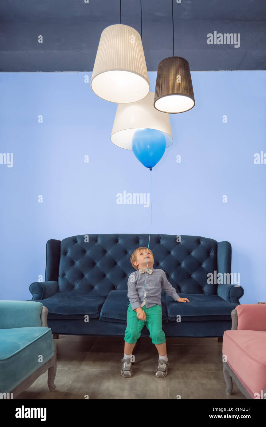 Enfant positive s'amusant avec un ballon. Les enfants célébration Contexte. Banque D'Images