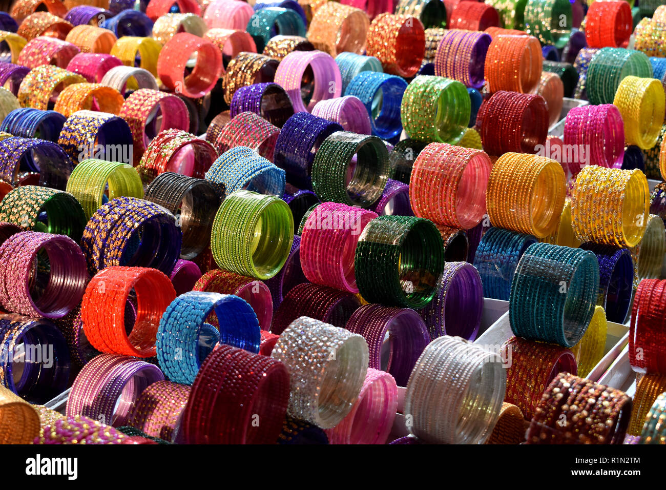 Bracelets en verre multicolore. Banque D'Images
