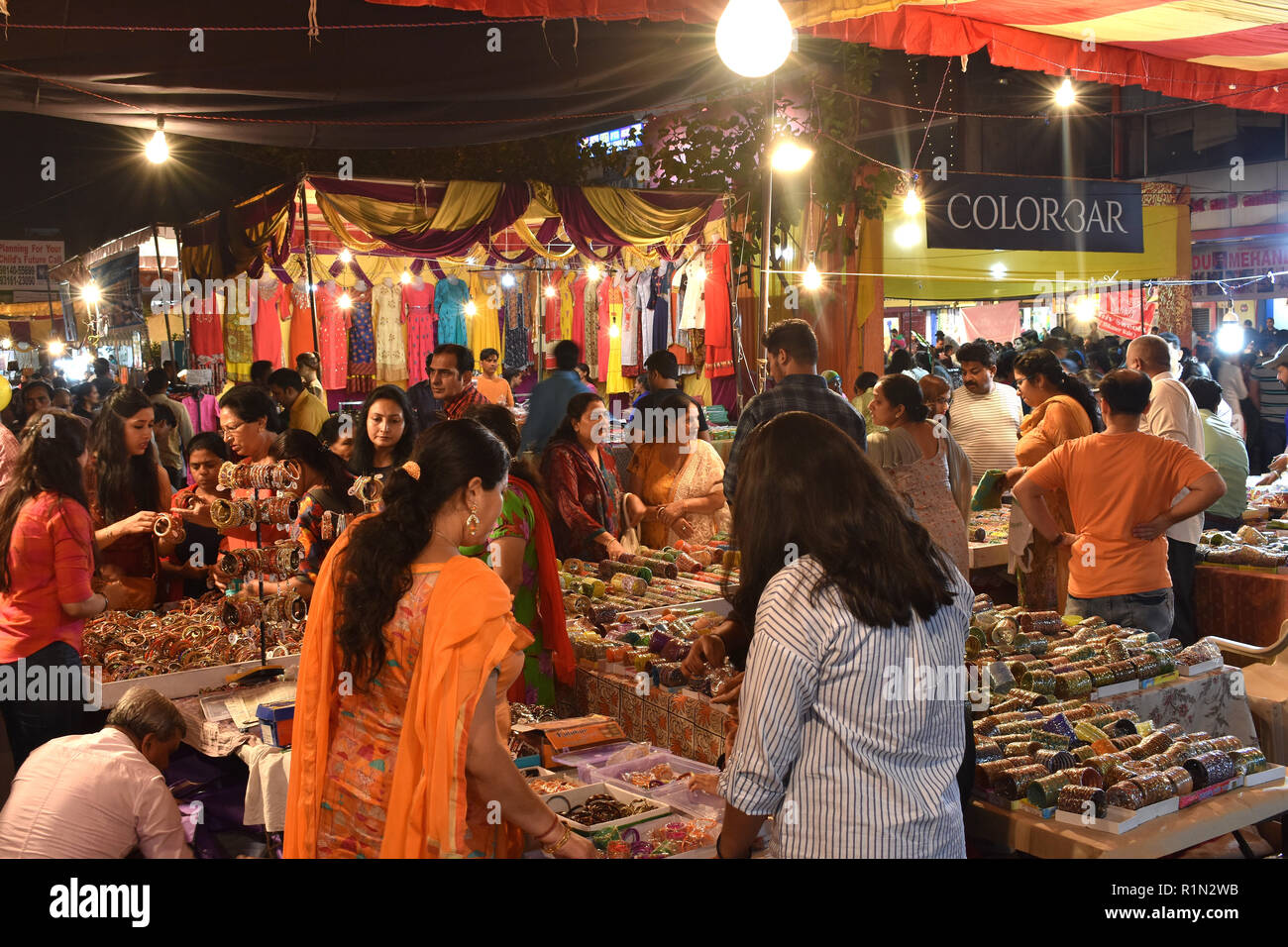 Une scène de marché local à Panchkula, l'Inde, pendant le festival de Karva Chauth. Banque D'Images