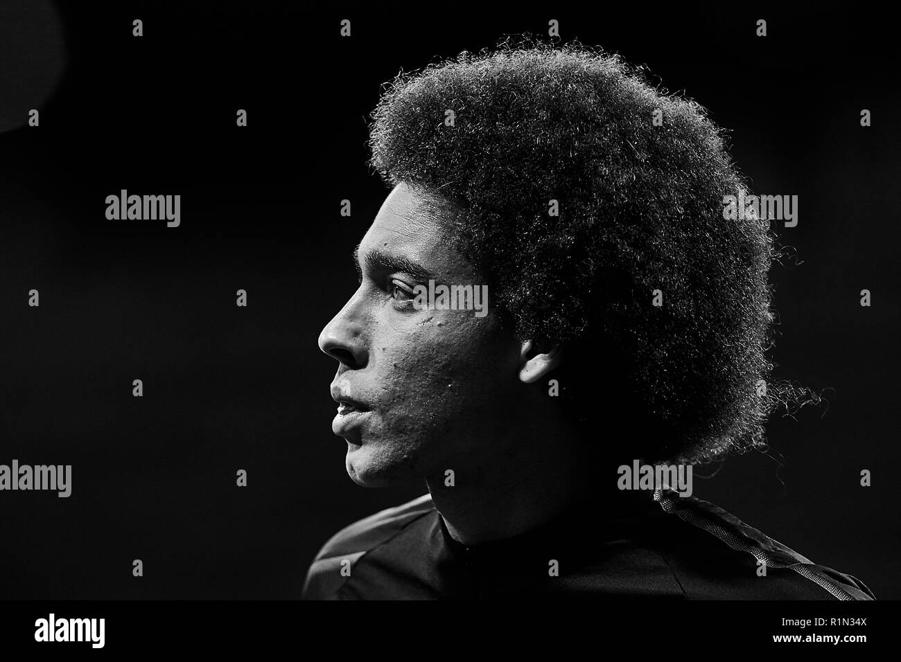 MADRID, ESPAGNE - 06 novembre : (NOTE DU RÉDACTEUR : l'image a été convertie en noir et blanc) Axel Witsel de Borussia Dortmund semble sur le groupe avant un match de la Ligue des Champions entre le Club Atlético de Madrid et le Borussia Dortmund à l'Estadio Metropolitano de Wanda, le 6 novembre 2018 à Madrid, Espagne. (MB) Banque D'Images