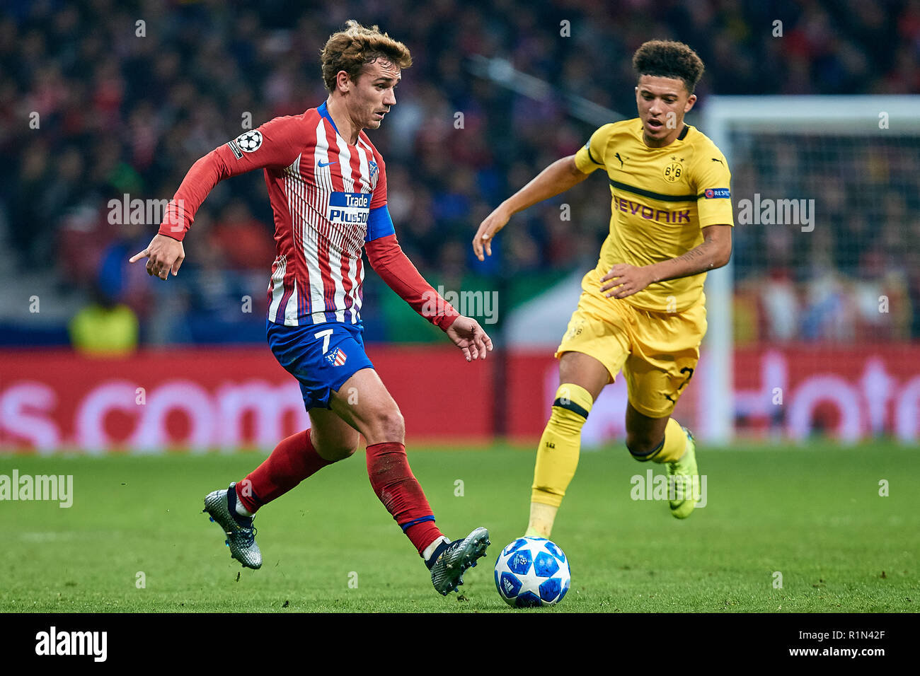 MADRID, ESPAGNE - 06 novembre : Antoine Griezmann (L) de l'Atletico de Madrid est en concurrence pour le bal avec Jadon, Sancho de Borussia Dortmund pendant le match du groupe A de la Ligue des Champions entre le Club Atlético de Madrid et le Borussia Dortmund à l'Estadio Metropolitano de Wanda, le 6 novembre 2018 à Madrid, Espagne. (MB) Banque D'Images