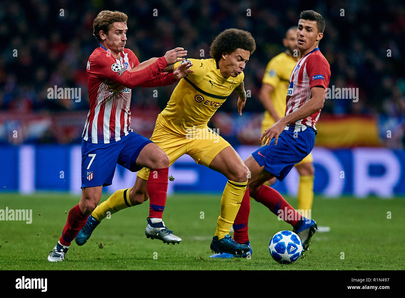 MADRID, ESPAGNE - 06 novembre : Axel Witsel (R) du Borussia Dortmund est en concurrence pour le bal avec Antoine Griezmann de l'Atletico de Madrid au cours de la un match de groupe de la Ligue des Champions entre le Club Atlético de Madrid et le Borussia Dortmund à l'Estadio Metropolitano de Wanda, le 6 novembre 2018 à Madrid, Espagne. (MB) Banque D'Images