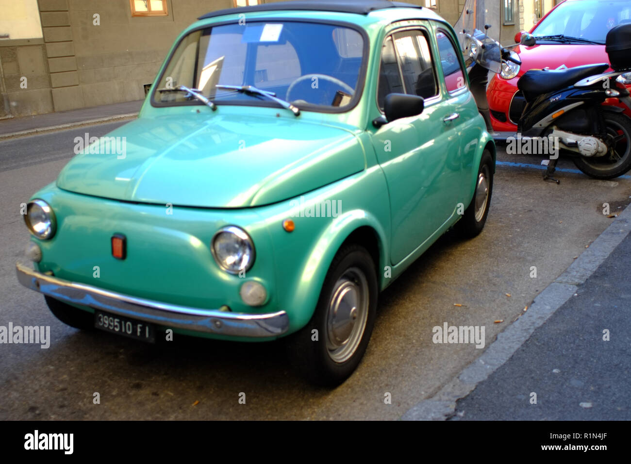 Dans l'extérieur Cyan Street view. Fiat 500 voiture vintage du siècle dernier. 1950 1960 1970 1980 1990 Europe Italie Toscane Banque D'Images