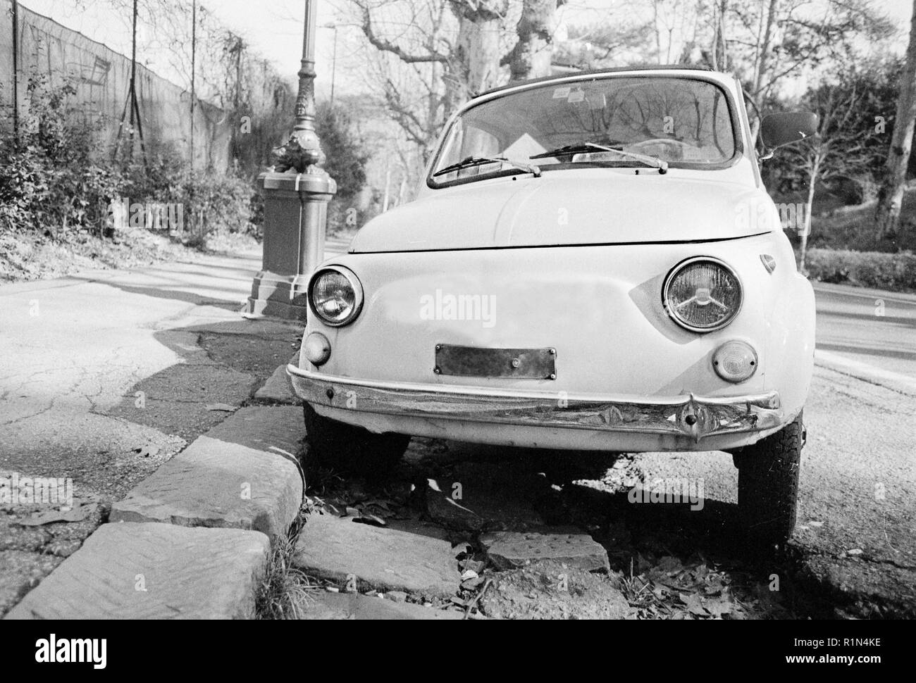 White outdoor modèle dans le trafic. Fiat 500 voiture vintage du siècle dernier. 1950 1960 1970 1980 1990 Florence Toscane Italie Europe Banque D'Images
